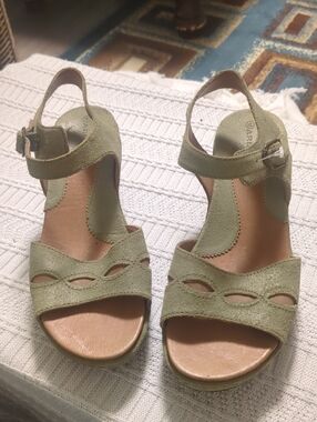 Ariat Olive Green Leather Sandals Size 8 Cutout Adjustable Strap Comfort NWOT